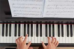 Du willst fetzigen Jazz und Rag auf dem Klavier spielen? Dann komm in den Klavierunterricht in der TON Akademie Oberhausen